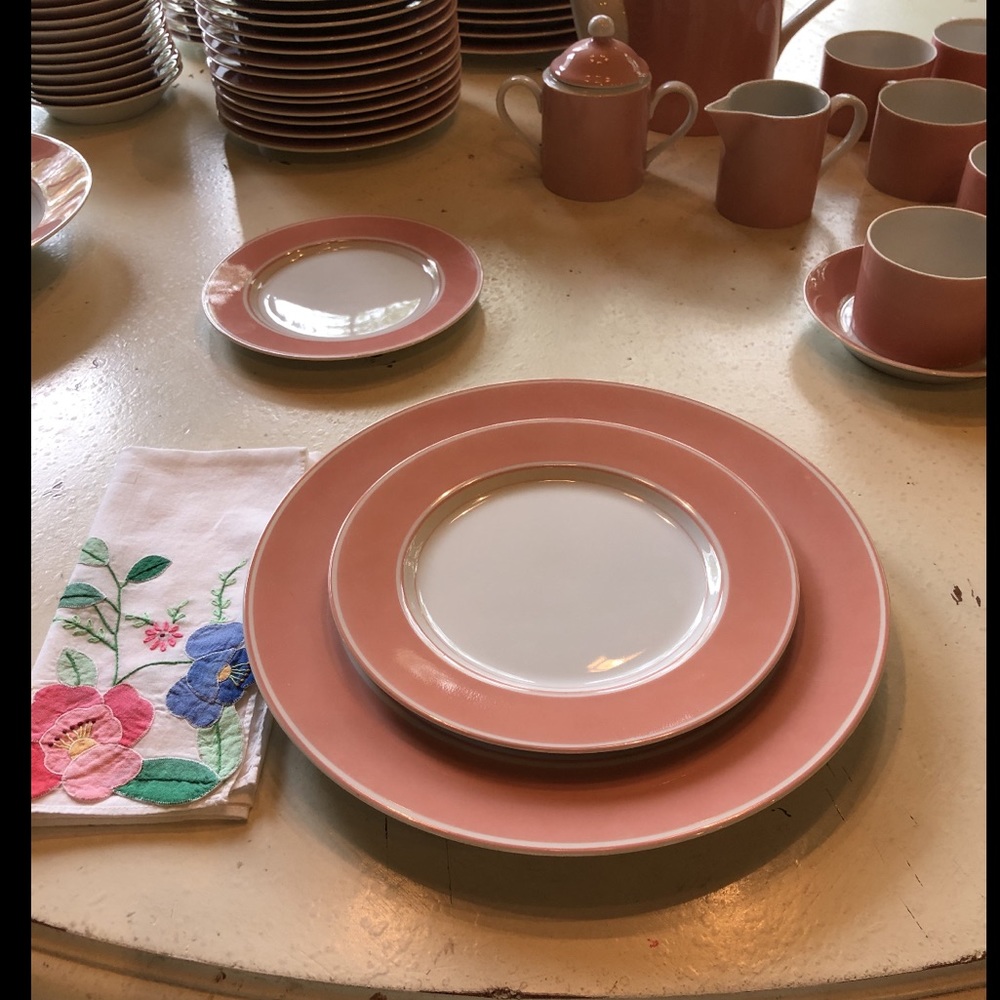 12 place setting of Fitz & Floyd retired dishes.